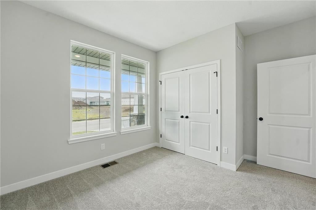Photo 10 of 17 - 27016 E Olive Drive, Lee's Summit, MO 64086