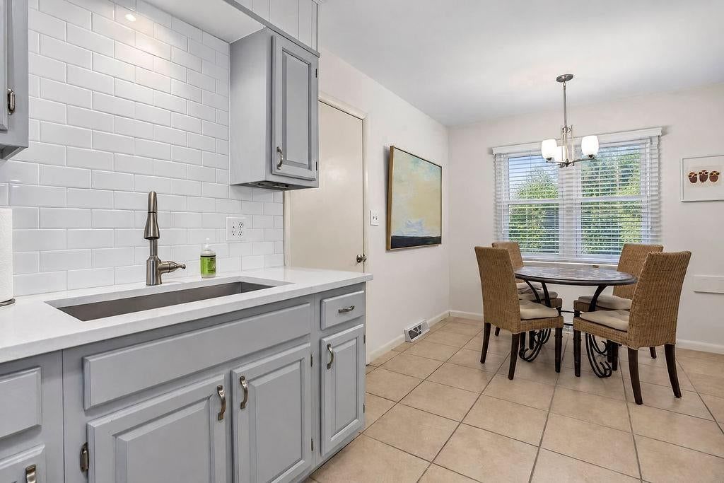 Breakfast nook at 3109 W 79th Terrace, Prairie Village, KS 66208