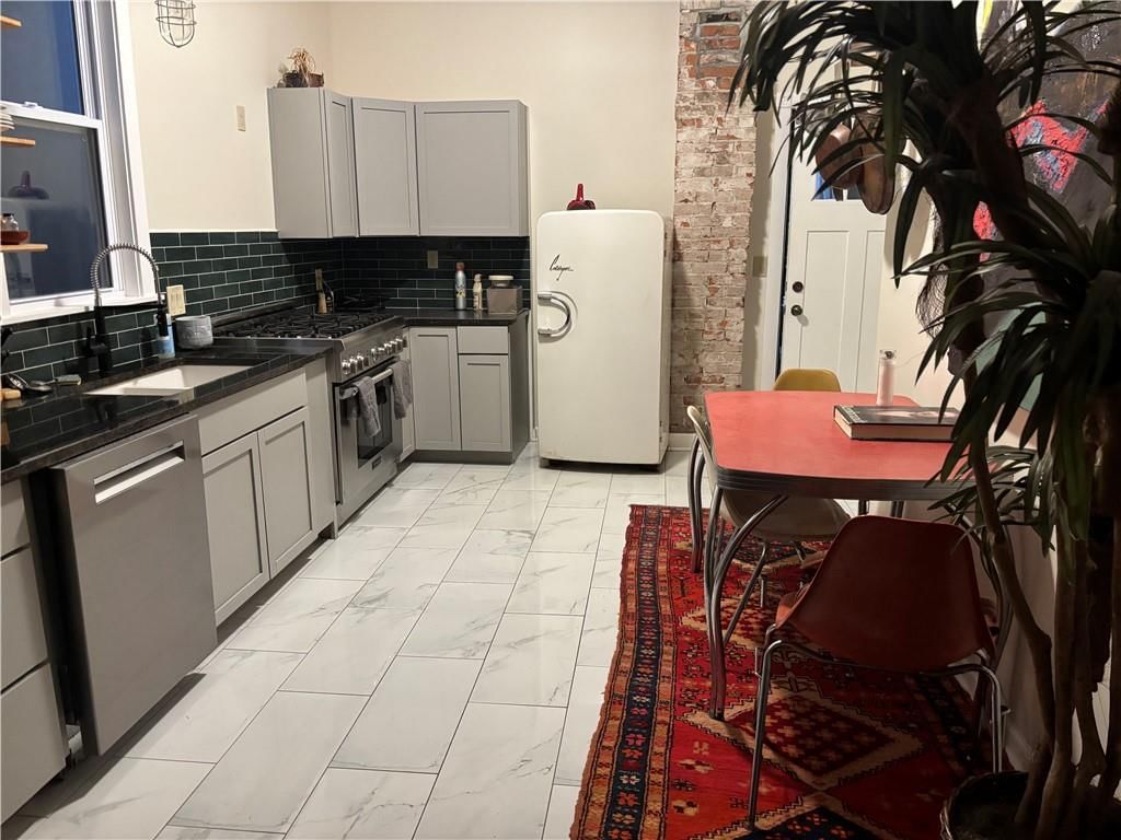 Photo 8 of 14 - 808 W 29th Street, Kansas City, MO 64108