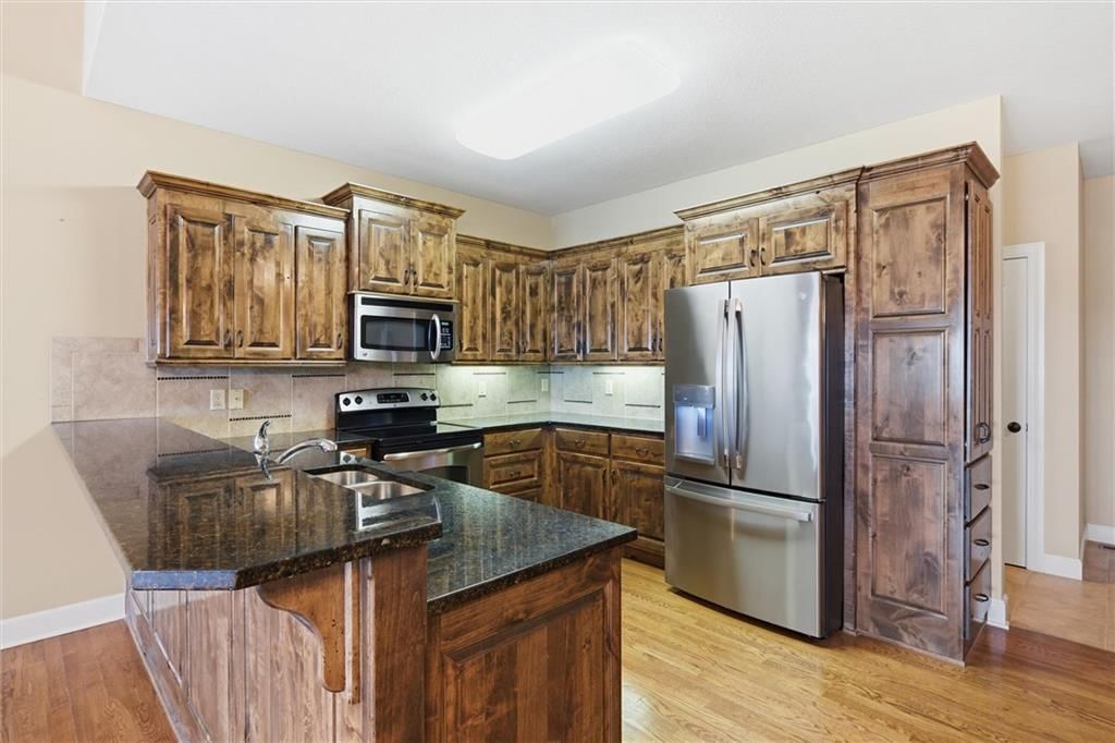 Photo 12 of 35 - 811 NE Lone Hill Drive, Lee's Summit, MO 64064