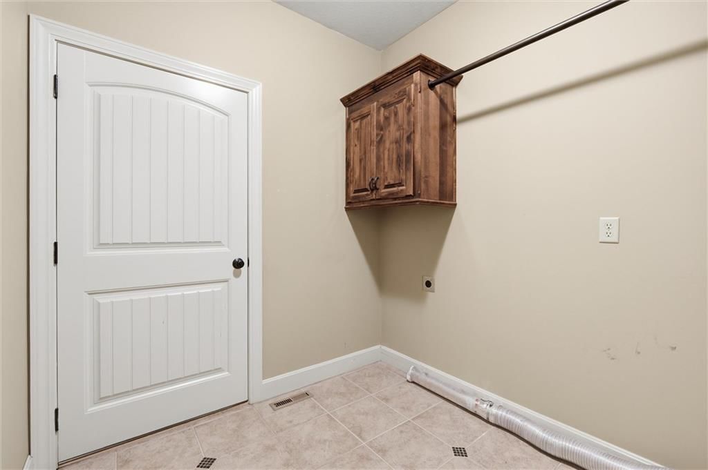 Photo 21 of 35 - 811 NE Lone Hill Drive, Lee's Summit, MO 64064