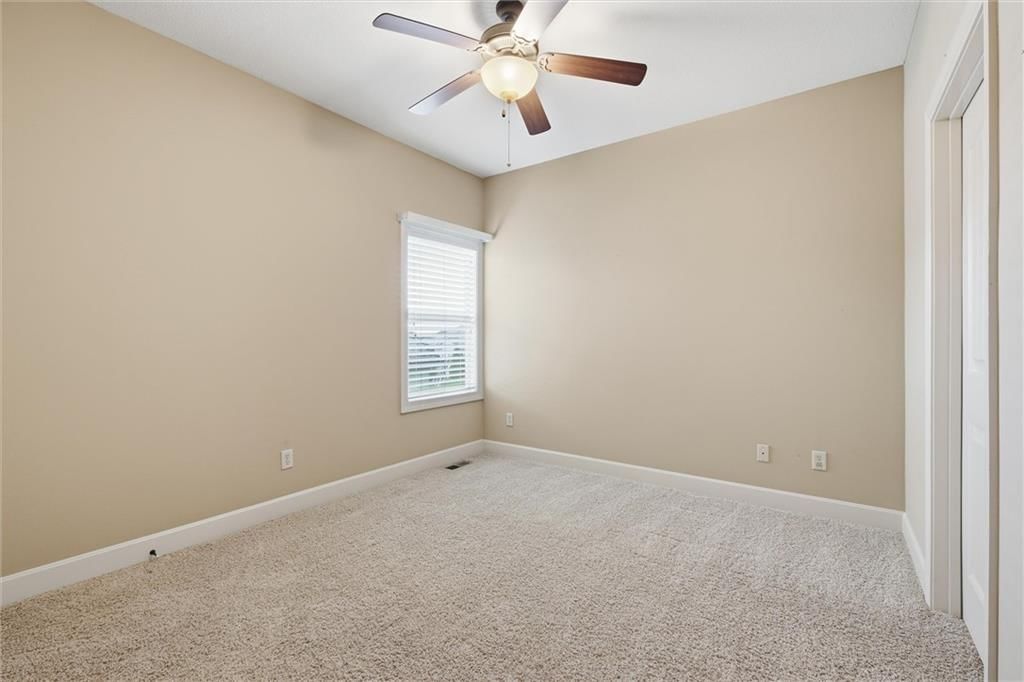 Photo 19 of 35 - 811 NE Lone Hill Drive, Lee's Summit, MO 64064