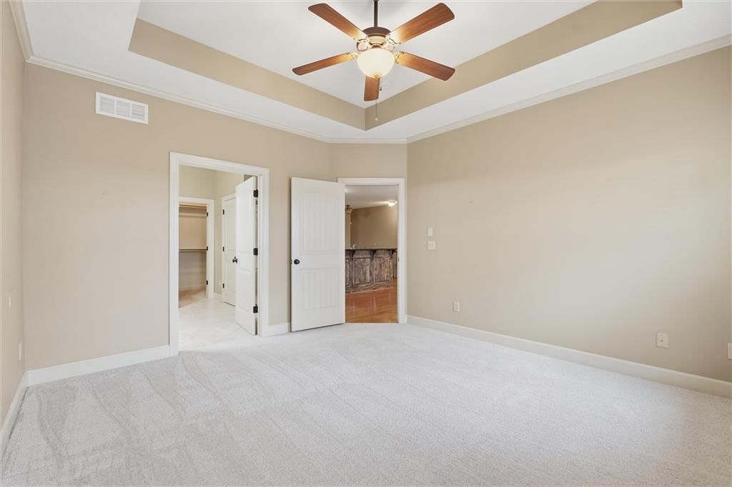 Photo 14 of 35 - 811 NE Lone Hill Drive, Lee's Summit, MO 64064