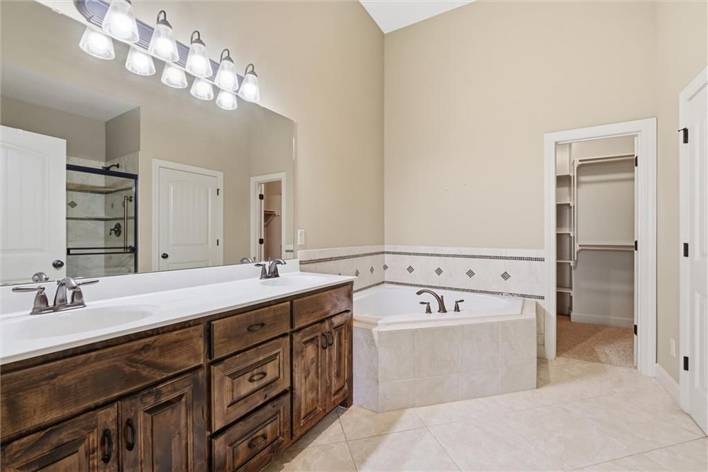 Double vanity at 811 NE Lone Hill Drive, Lee's Summit, MO 64064