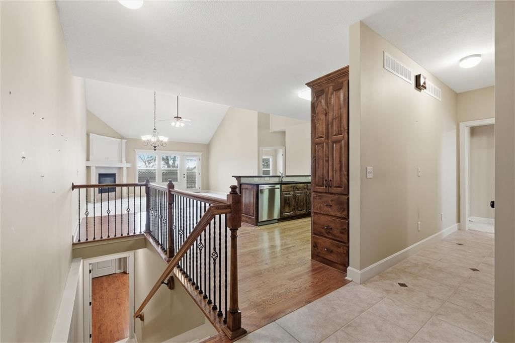 811 NE Lone Hill Drive, Lee's Summit, MO: listing photo 3