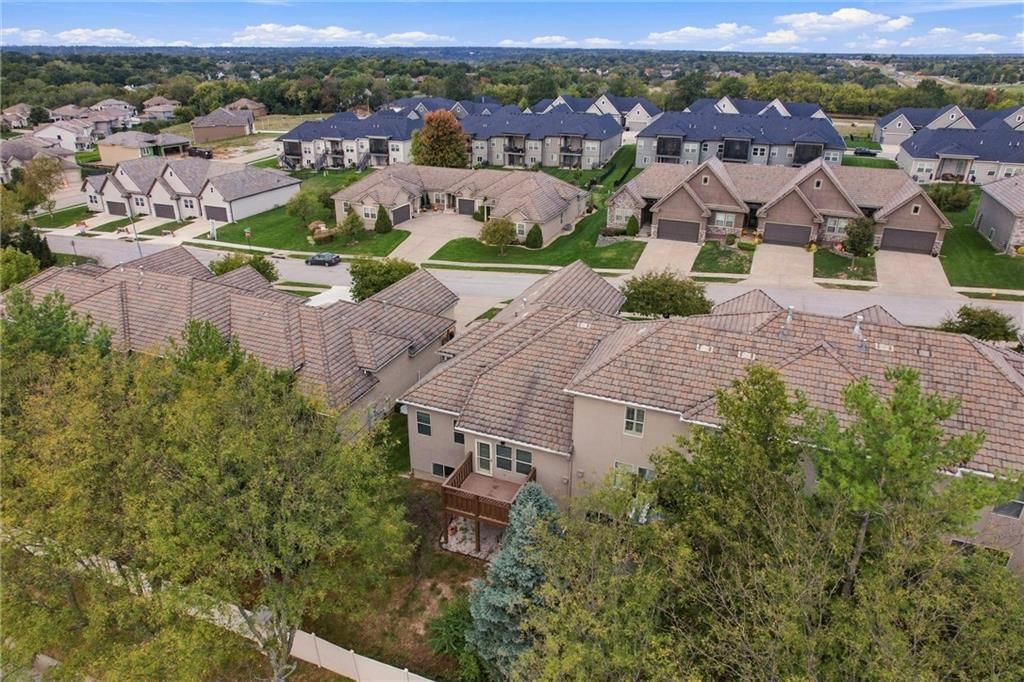 Photo 32 of 35 - 811 NE Lone Hill Drive, Lee's Summit, MO 64064