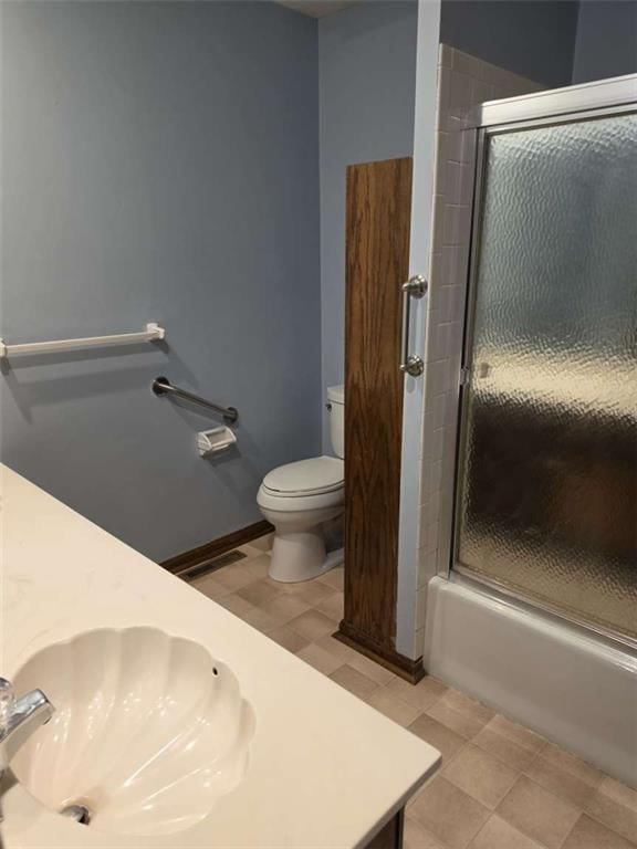 Photo 15 of 30 - 9704 N Locust Drive, Kansas City, MO 64155