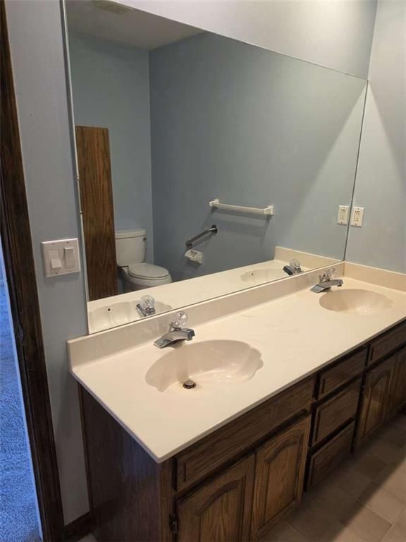 Double vanity at 9704 N Locust Drive, Kansas City, MO 64155