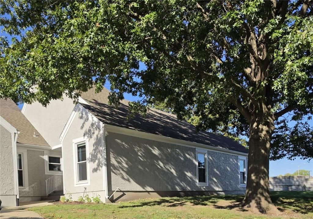 9704 N Locust Drive, Kansas City, MO: listing photo 2