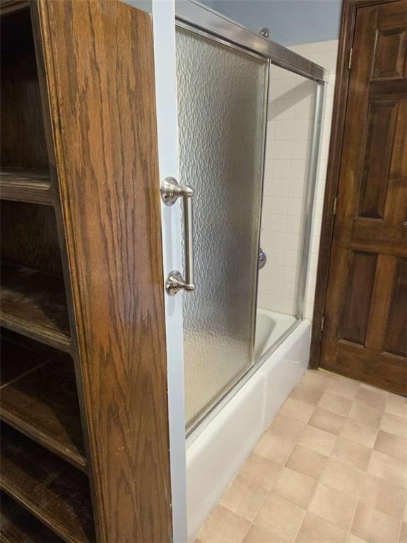Photo 14 of 30 - 9704 N Locust Drive, Kansas City, MO 64155