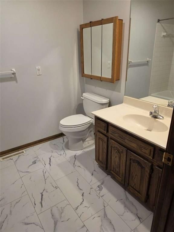 Photo 16 of 30 - 9704 N Locust Drive, Kansas City, MO 64155