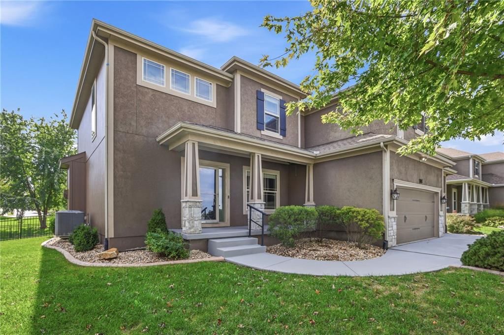 Photo 4 of 58 - 104 SW Shores Drive, Blue Springs, MO 64064