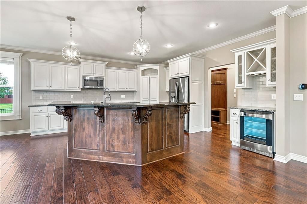 Photo 11 of 58 - 104 SW Shores Drive, Blue Springs, MO 64064