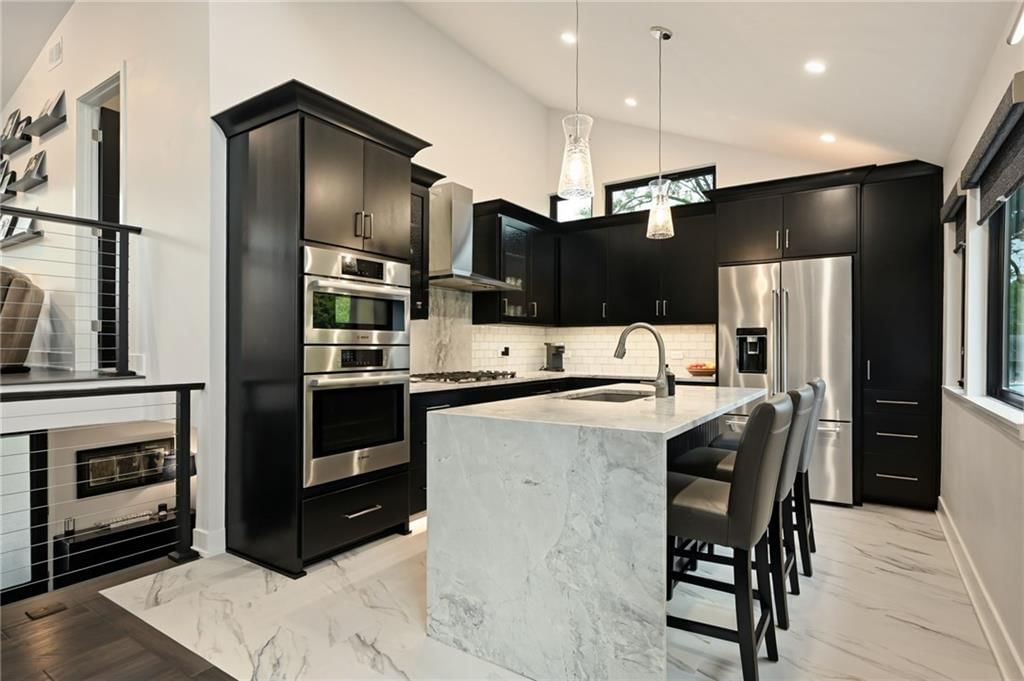 Photo 10 of 49 - 3004 W 82nd Terrace, Leawood, KS 66206