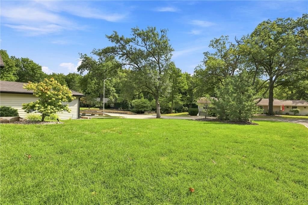 Photo 8 of 49 - 3004 W 82nd Terrace, Leawood, KS 66206