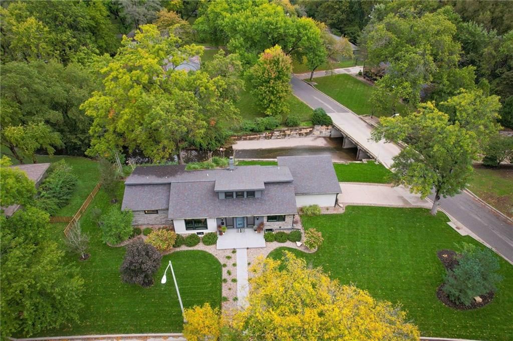 Photo 7 of 49 - 3004 W 82nd Terrace, Leawood, KS 66206