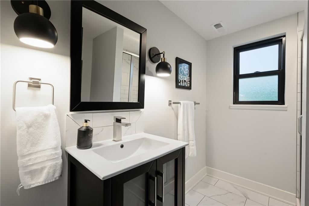 Photo 32 of 49 - 3004 W 82nd Terrace, Leawood, KS 66206