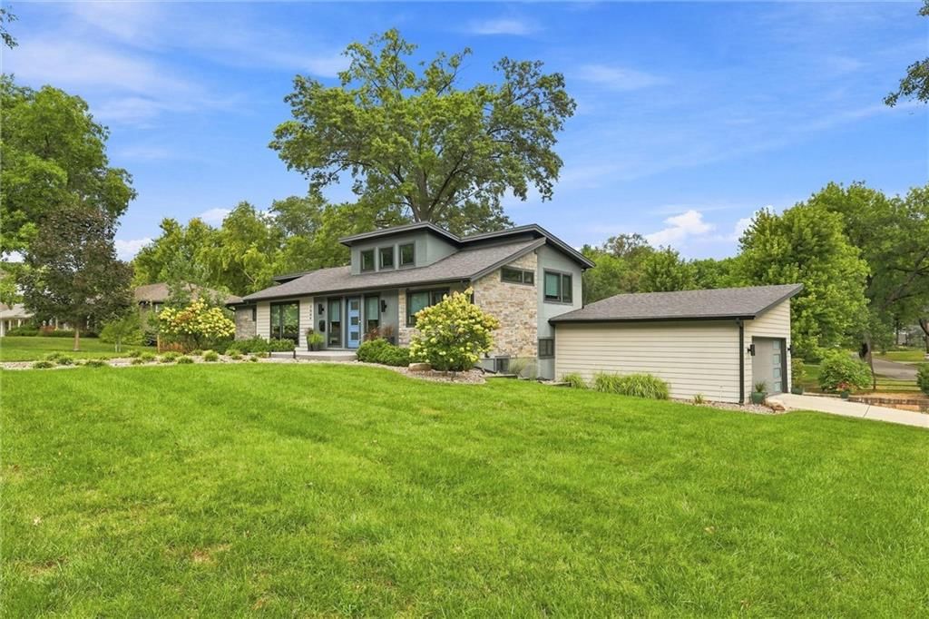 Photo 5 of 49 - 3004 W 82nd Terrace, Leawood, KS 66206