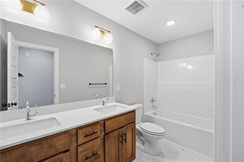 Photo 28 of 35 - 18550 W 195th Street, Spring Hill, KS 66083