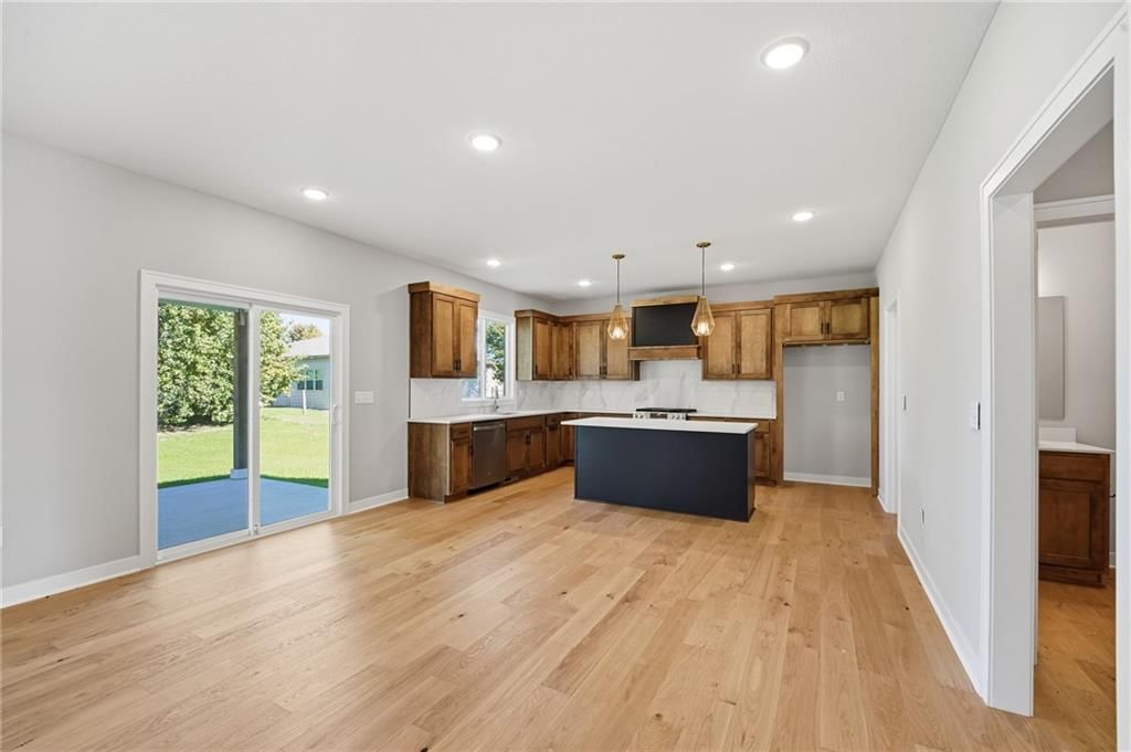 Photo 16 of 35 - 18550 W 195th Street, Spring Hill, KS 66083