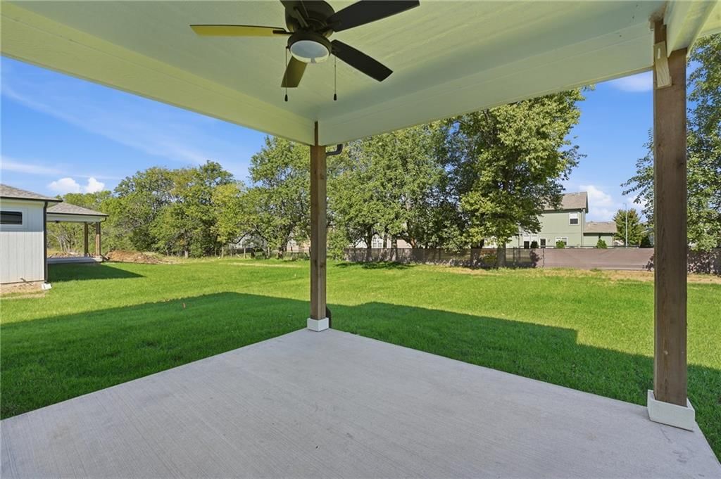 Photo 10 of 35 - 18550 W 195th Street, Spring Hill, KS 66083
