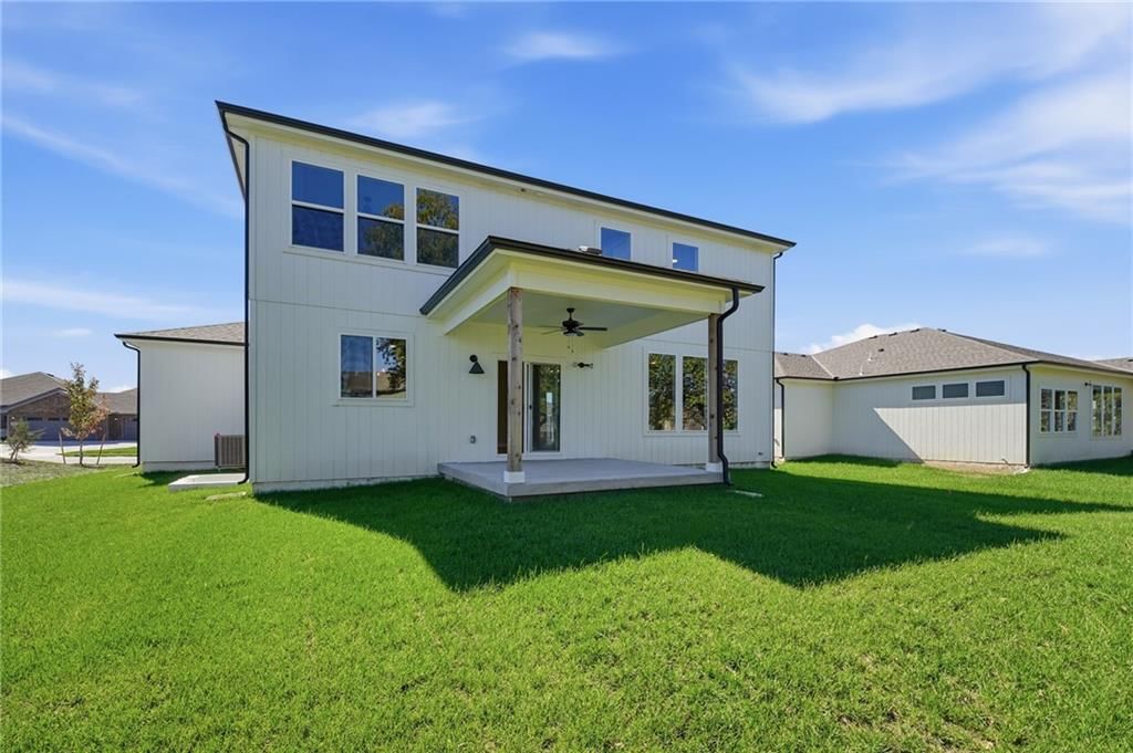 Photo 11 of 35 - 18550 W 195th Street, Spring Hill, KS 66083