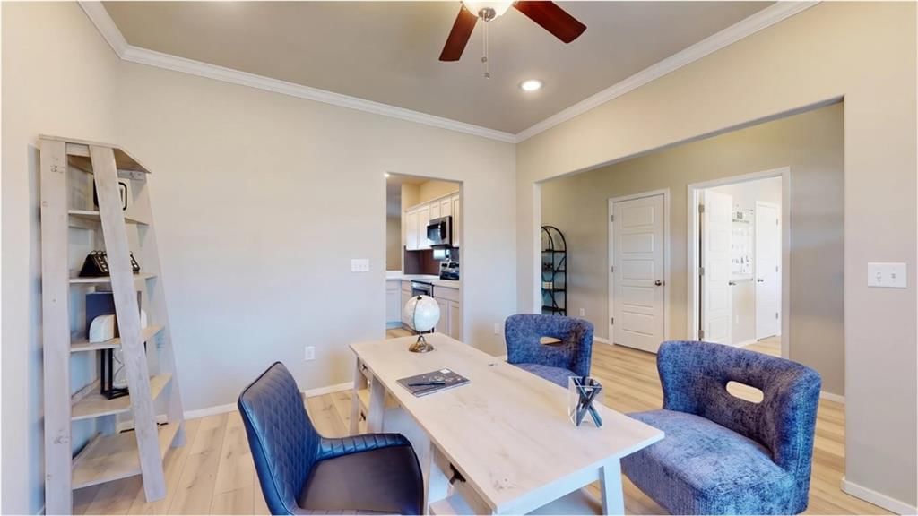 Built-ins at 701 SW 6th Terrace, Oak Grove, MO 64075