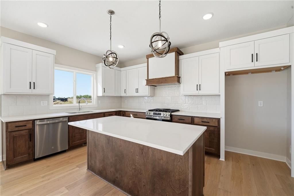 Statement lighting at 18455 W 195th Street, Spring Hill, KS 66083