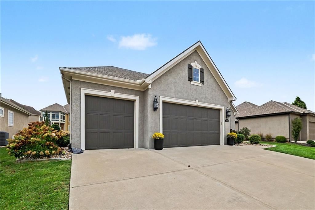 1911 NE 101st Street, Kansas City, MO: listing photo 3
