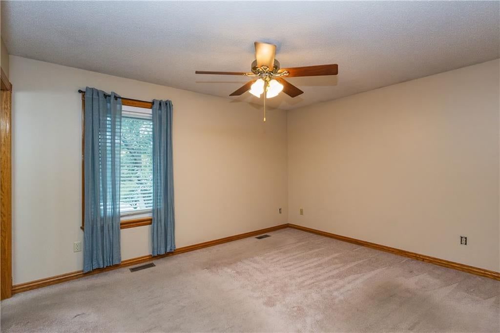 Photo 33 of 80 - 140 Debra Street, Lansing, KS 66043