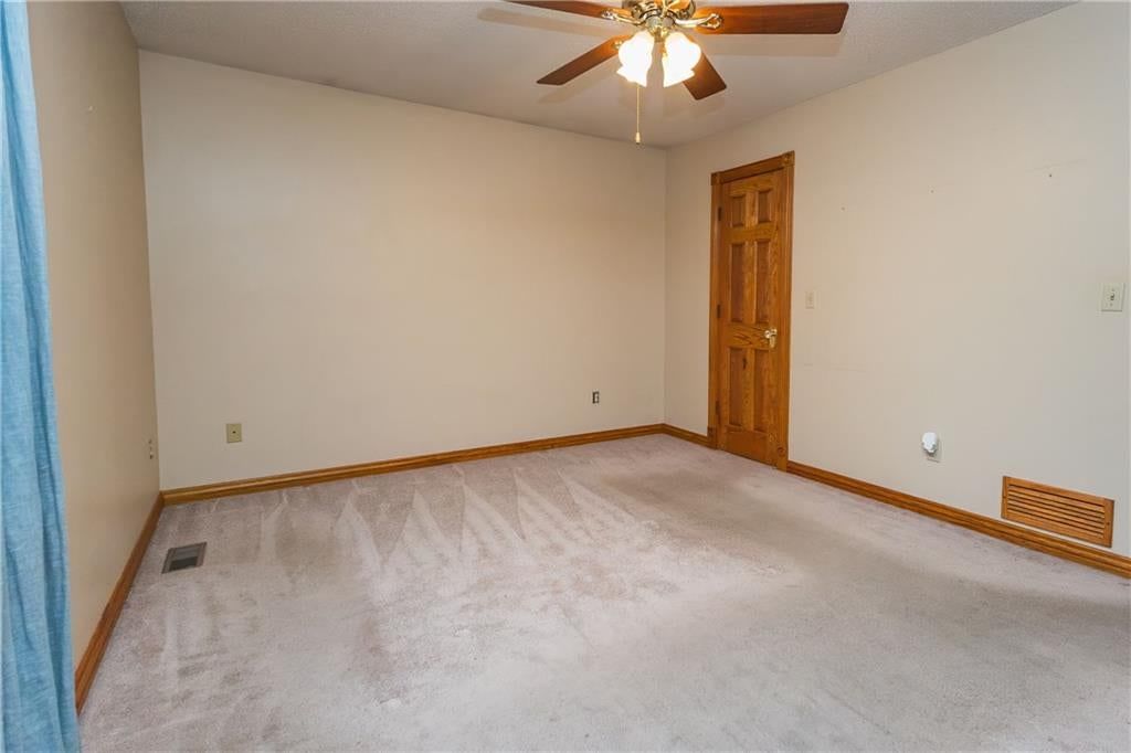 Photo 34 of 80 - 140 Debra Street, Lansing, KS 66043
