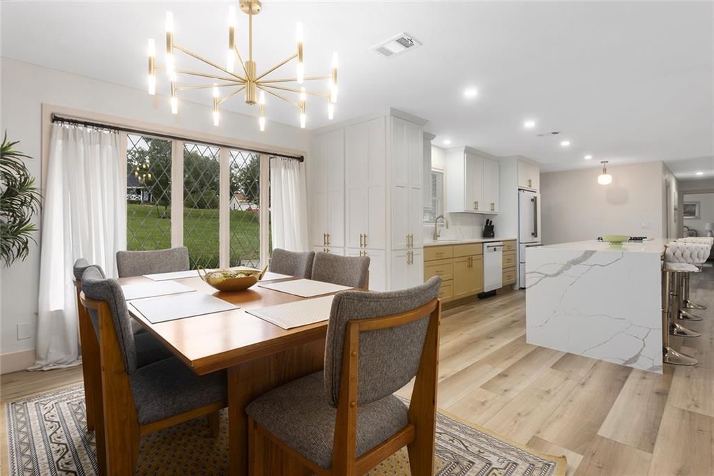 Breakfast nook at 9730 State Line Road, Leawood, KS 66206