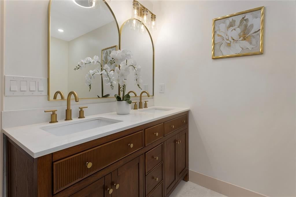 Photo 19 of 31 - 9730 State Line Road, Leawood, KS 66206