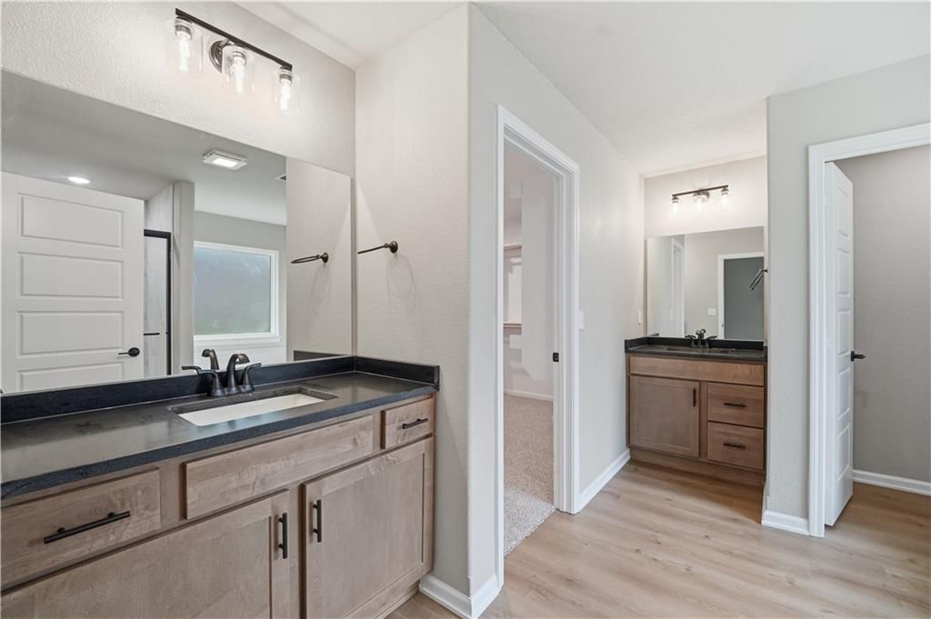 Double vanity at 18420 W 195th Street, Spring Hill, KS 66083