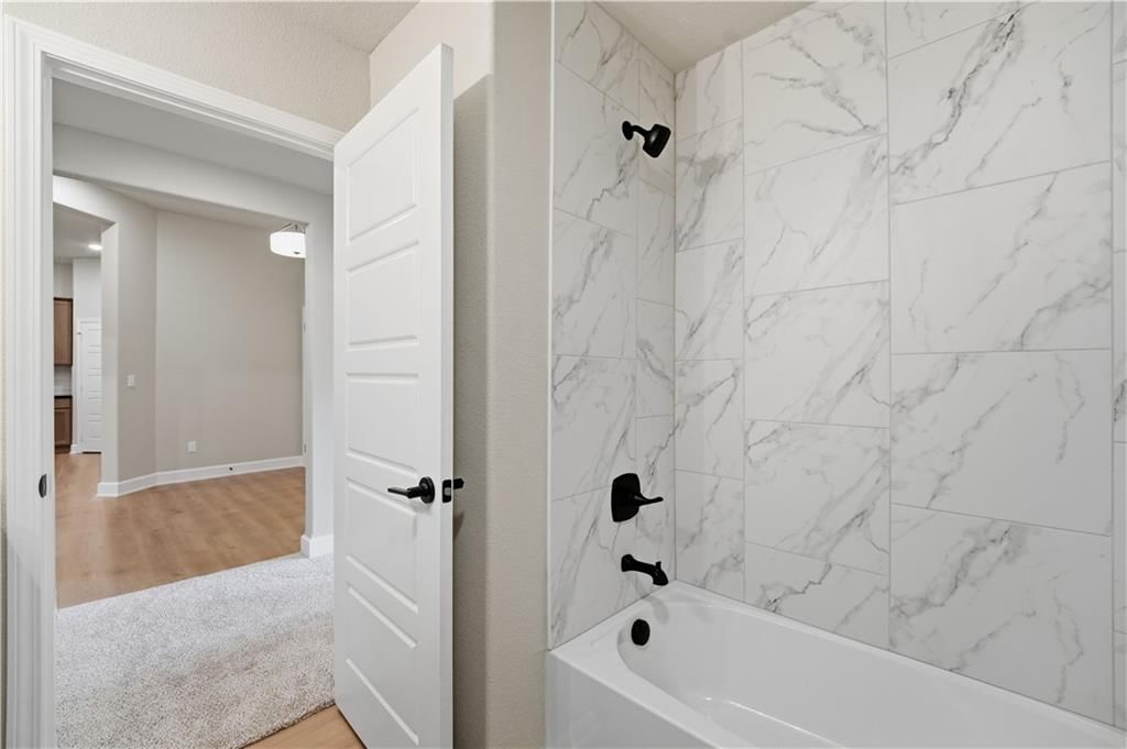 Photo 10 of 53 - 18420 W 195th Street, Spring Hill, KS 66083