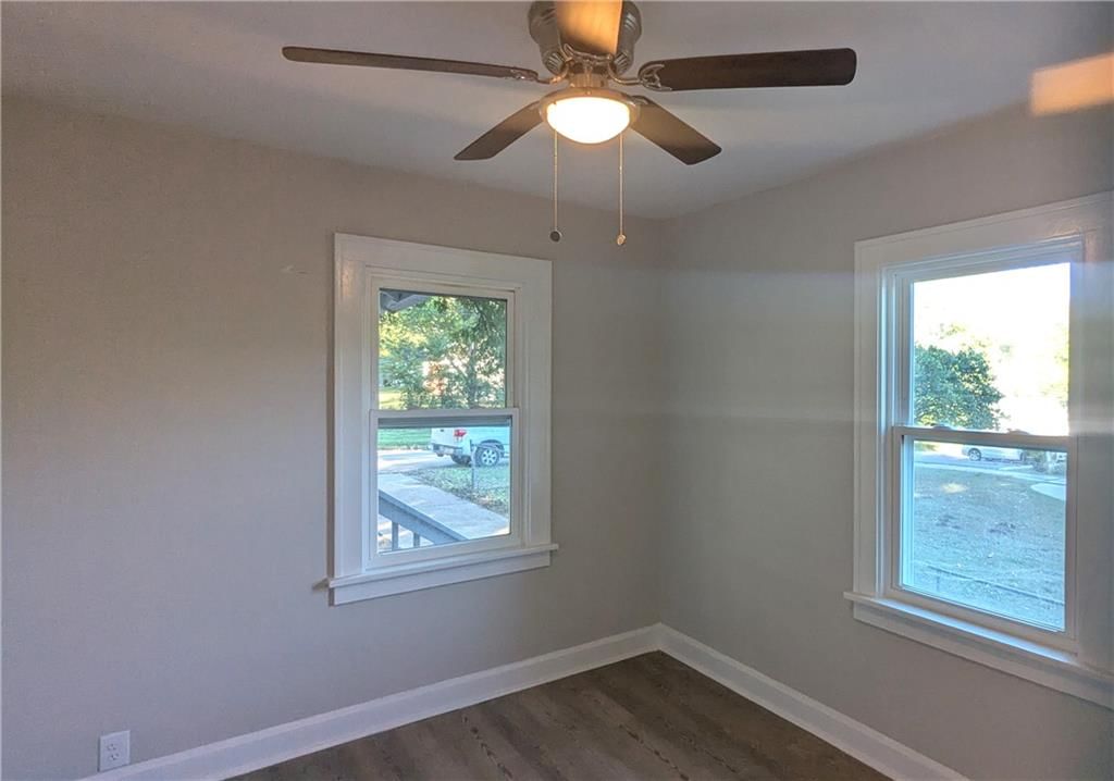 Photo 21 of 32 - 439 E Aberdeen Street, Independence, MO 64055