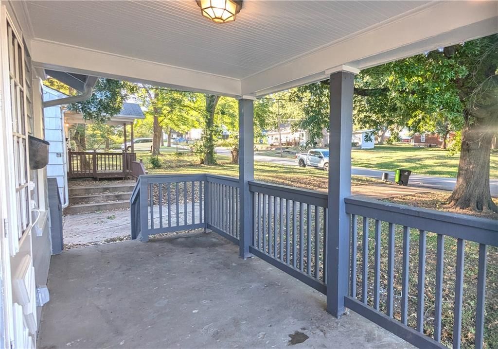 Photo 8 of 32 - 439 E Aberdeen Street, Independence, MO 64055