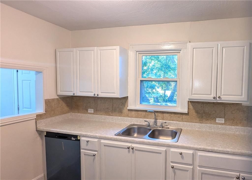 Photo 14 of 32 - 439 E Aberdeen Street, Independence, MO 64055