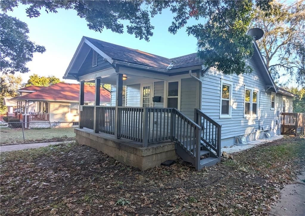 Photo 4 of 32 - 439 E Aberdeen Street, Independence, MO 64055