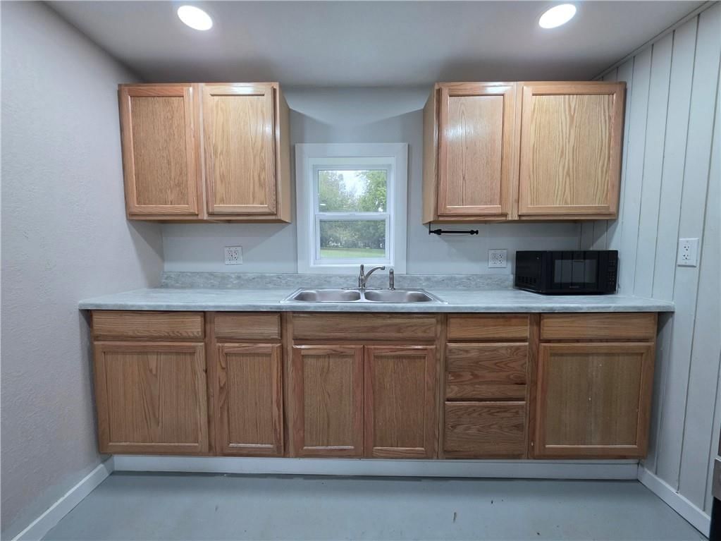 Photo 12 of 21 - 15812 E Independence Avenue, Independence, MO 64050