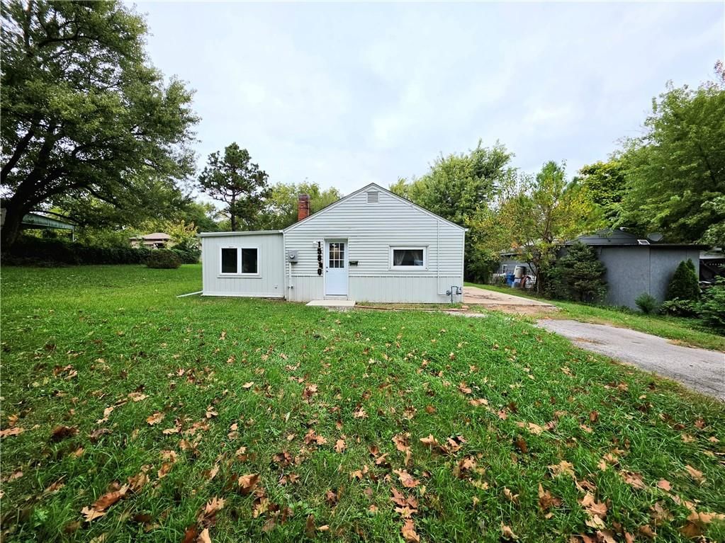 Photo 6 of 21 - 15812 E Independence Avenue, Independence, MO 64050
