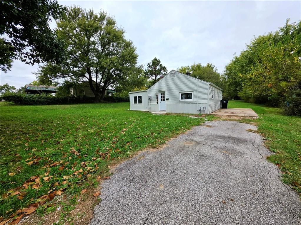 Photo 7 of 21 - 15812 E Independence Avenue, Independence, MO 64050
