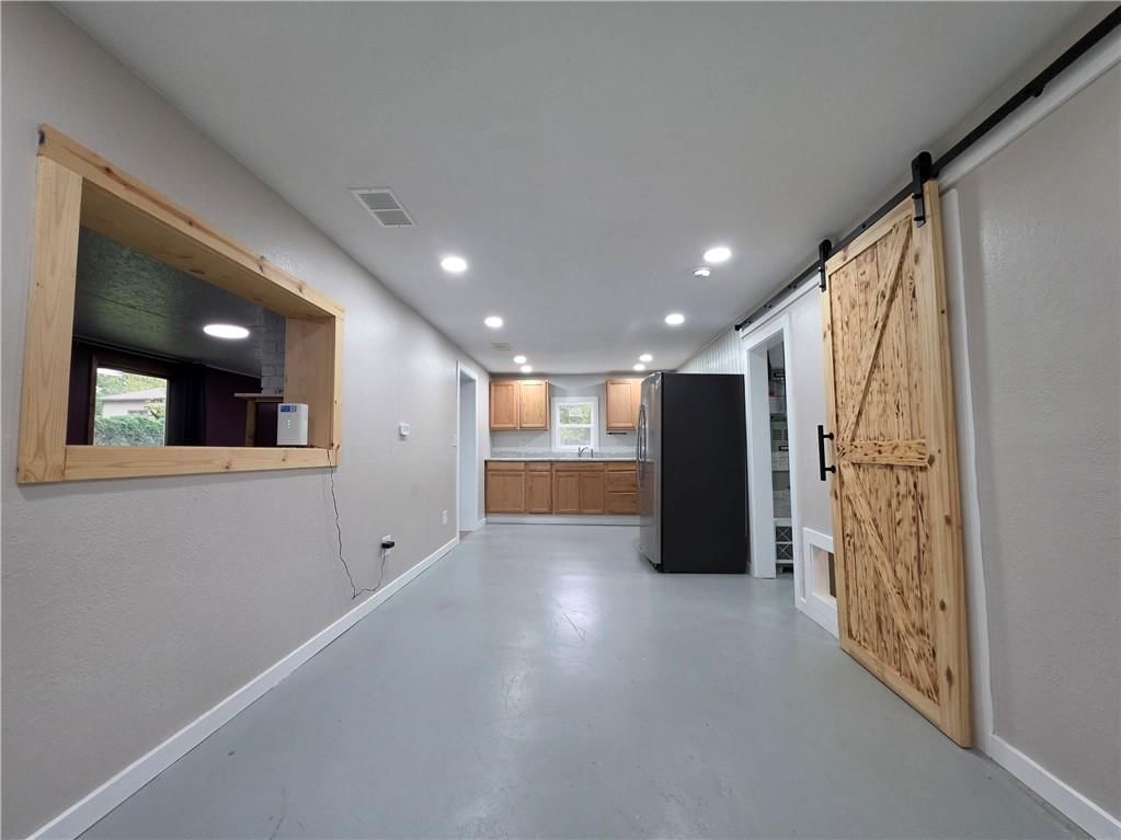 Photo 9 of 21 - 15812 E Independence Avenue, Independence, MO 64050