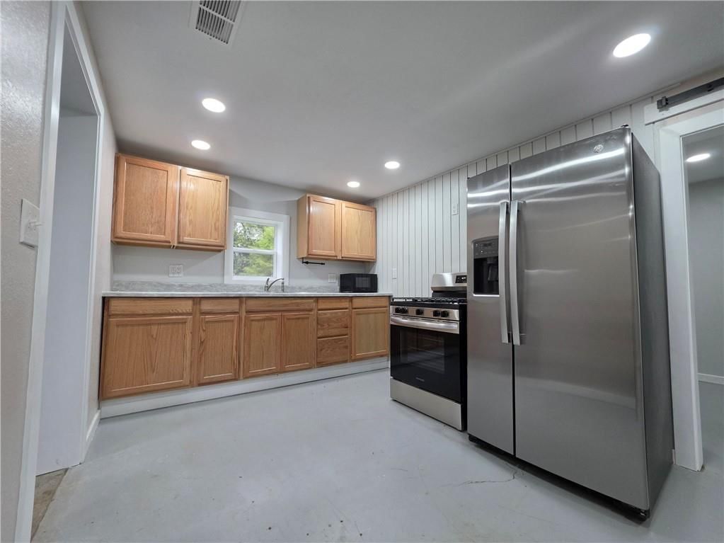 Photo 11 of 21 - 15812 E Independence Avenue, Independence, MO 64050