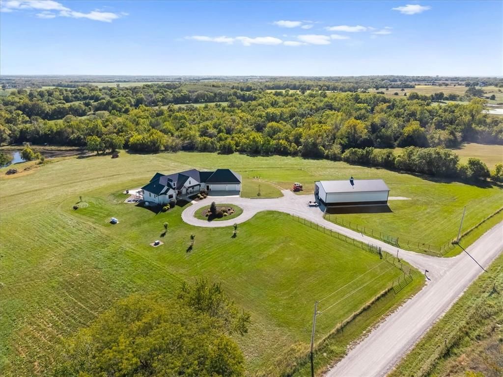 Photo 7 of 62 - 6759 W 351st Street, Louisburg, KS 66053