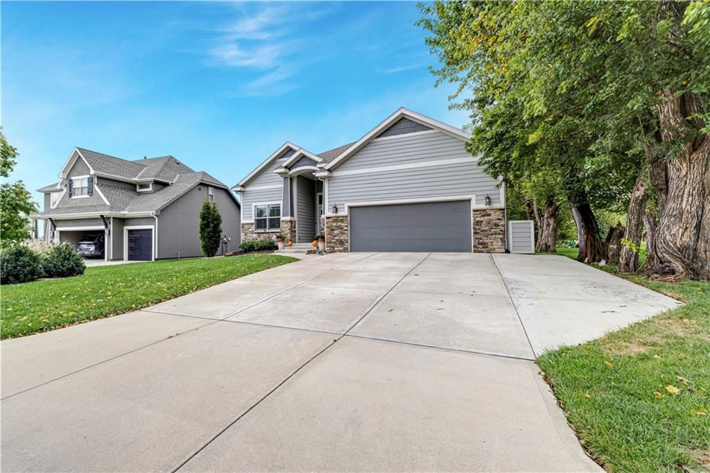 16300 S Britton Street, Olathe, KS: listing photo 3