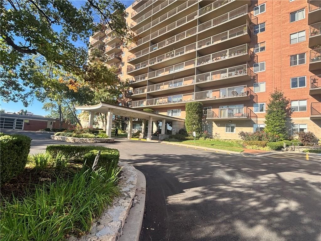 4550 Warwick Boulevard, Kansas City, MO: listing photo 2