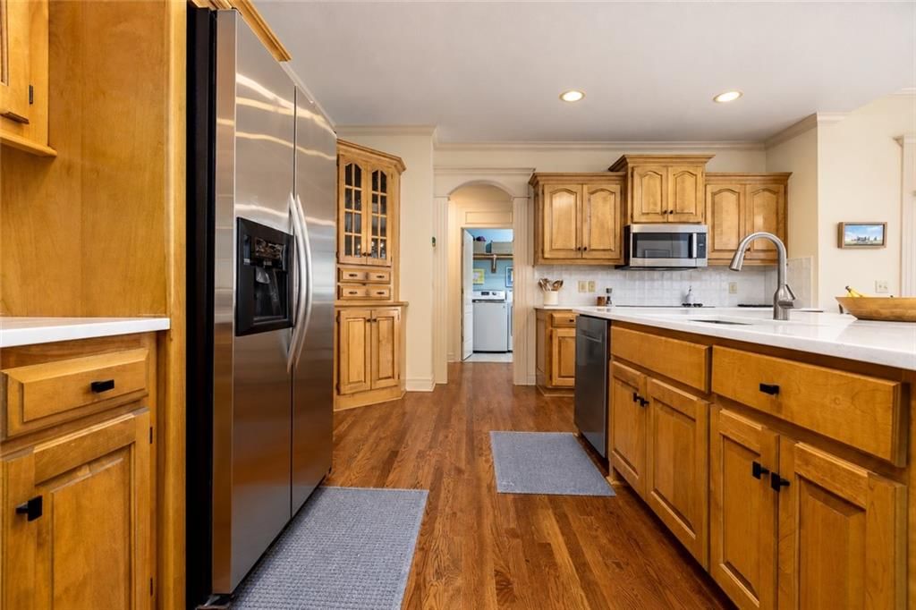 Wood kitchen cabinets at 10245 Magnolia Lane, Parkville, MO 64152