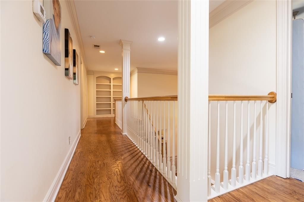 Photo 12 of 33 - 10245 Magnolia Lane, Parkville, MO 64152
