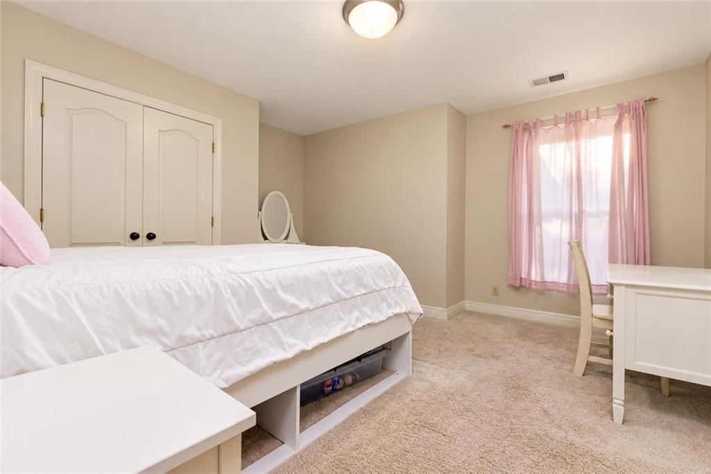 Carpet at 10245 Magnolia Lane, Parkville, MO 64152